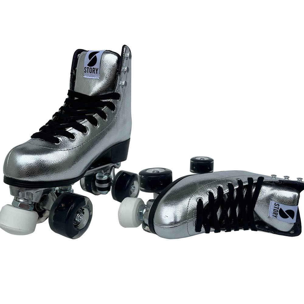 Příběh Disco Suede Quad Skates