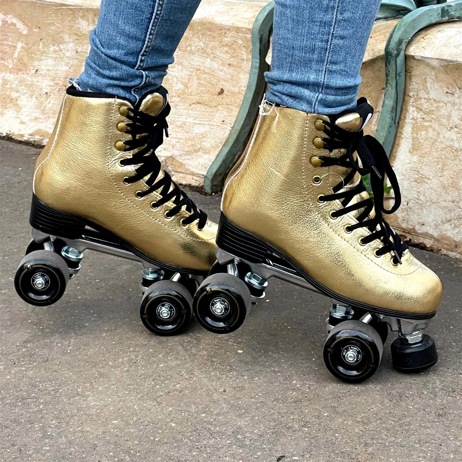 Příběh Disco Suede Quad Skates